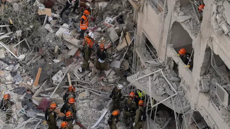 وسائل إعلام إسرائيلية: انهيار مبنى في ديمونة وإصابة 20 شخصا جراء هجوم إيراني.. فيديو 2026 3 21 19 37 19 135.webp