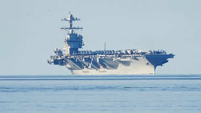 بعد اندلاع النيران فيها.. حاملة الطائرات الأمريكية جيرالد فورد تصل جزيرة كريت لإجراء إصلاح بها 2026 3 23 17 52 19 96.webp