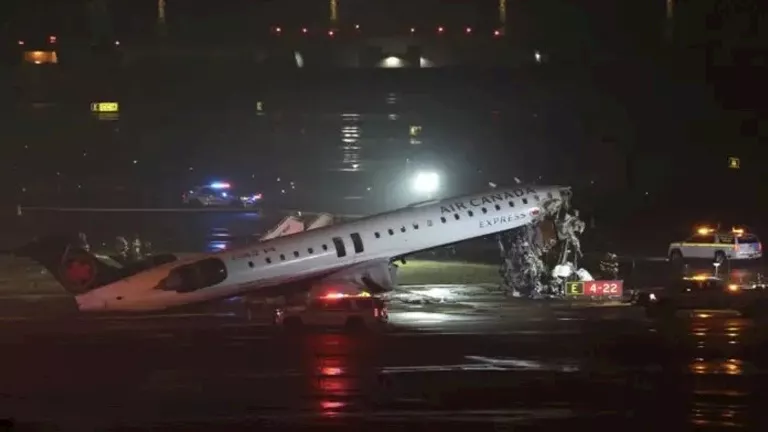 فيديو يوثق لحظة تصادم طائرة بسيارة في مطار لاجوارديا بنيويورك 2026 3 23 23 11 0 878.webp