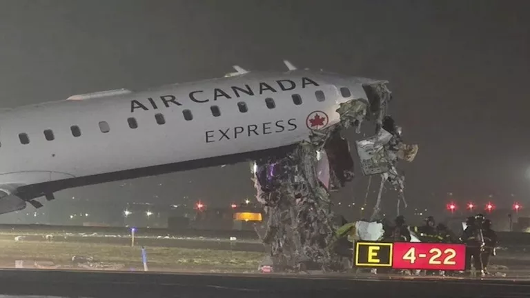 إصابة 4 رجال إطفاء في حادث بين طائرة ومركبة بمطار لاجوارديا بـ نيويورك 2026 3 23 8 2 4 786.webp