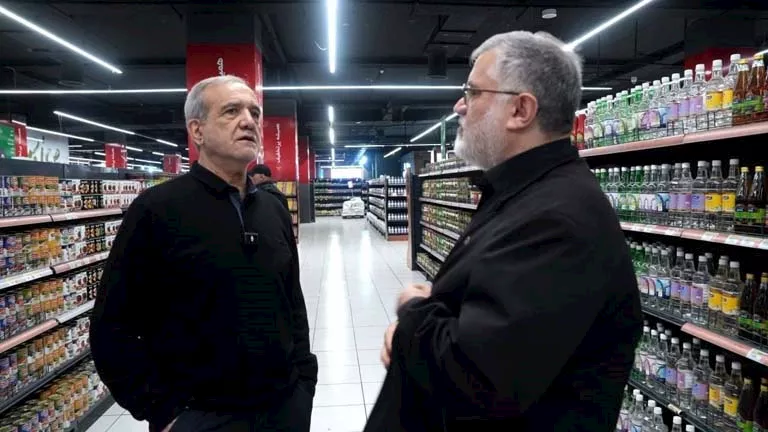 رغم القصف.. الرئيس الإيراني يتجول في متاجر طهران "فيديو- صور" 2026 3 27 16 51 53 152.webp