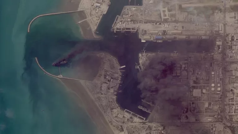 صور أقمار اصطناعية.. احتراق بوارج حربية إيرانية في بندر عباس 2026 3 2 22 33 51 954.webp