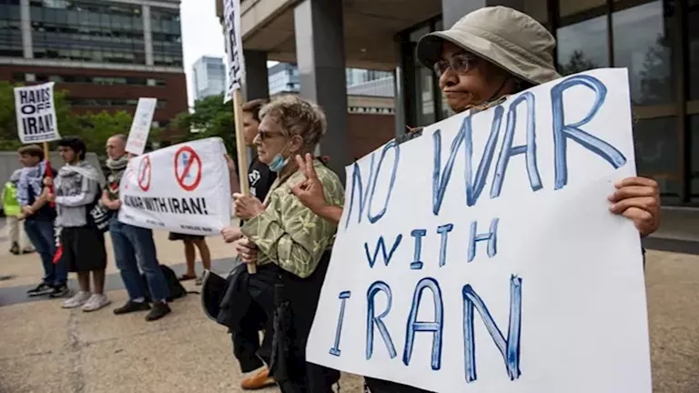 بالفيديو.. مظاهرات حاشدة في أمريكا تطالب بوقف الحرب على إيران 2026 3 3 12 38 6 430.webp