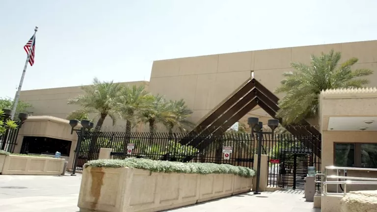 بعد الهجوم الإيراني.. مشاهد من السفارة الأمريكية في السعودية 2026 3 3 14 22 13 765.webp