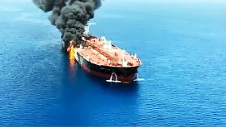 إعلام إيراني: استهداف ناقلة نفط أمريكية قرب سواحل الكويت واحتراقها 2026 3 6 14 52 10 940.webp