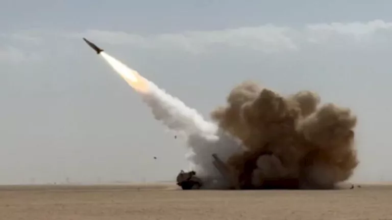 فيديو.. لحظة سقوط صاروخ إيراني في وسط إسرائيل 2026 3 8 15 4 56 325.webp