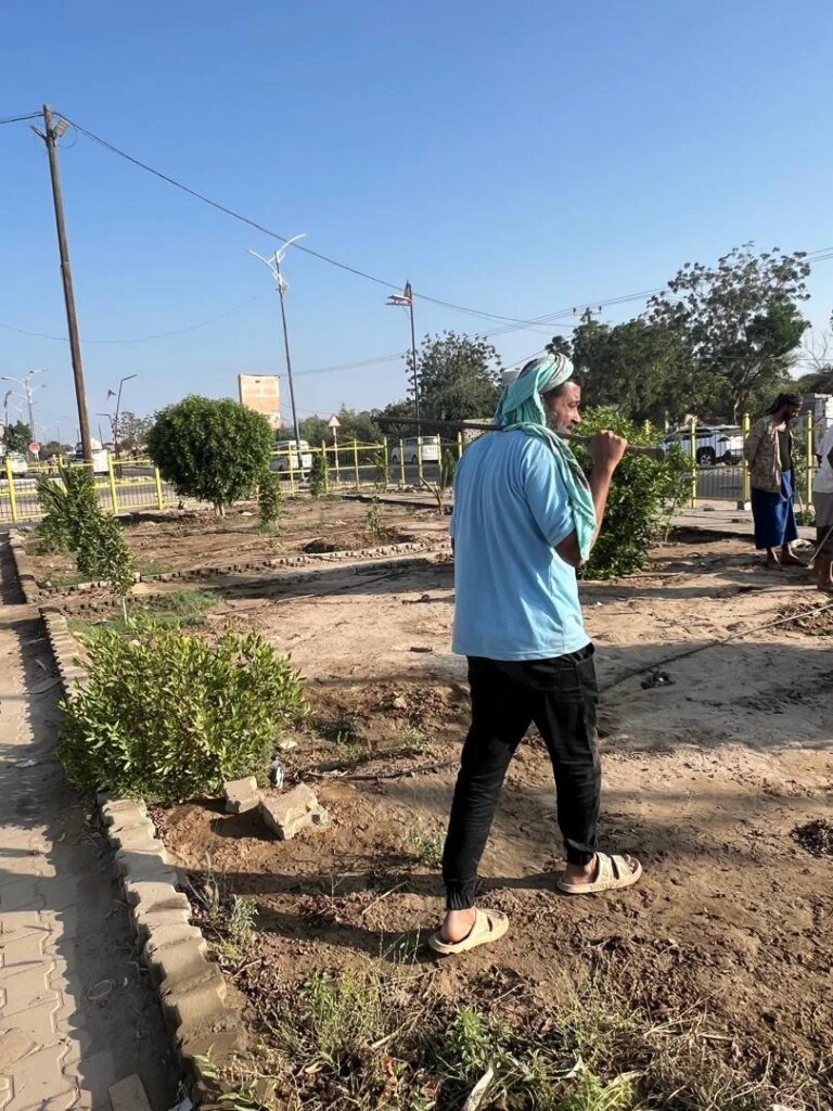 مدير عام صندوق النظافة والتحسين بلحج يقود حملة تشجير واسعة في الخطوط العامة IMG 20260310 WA0084