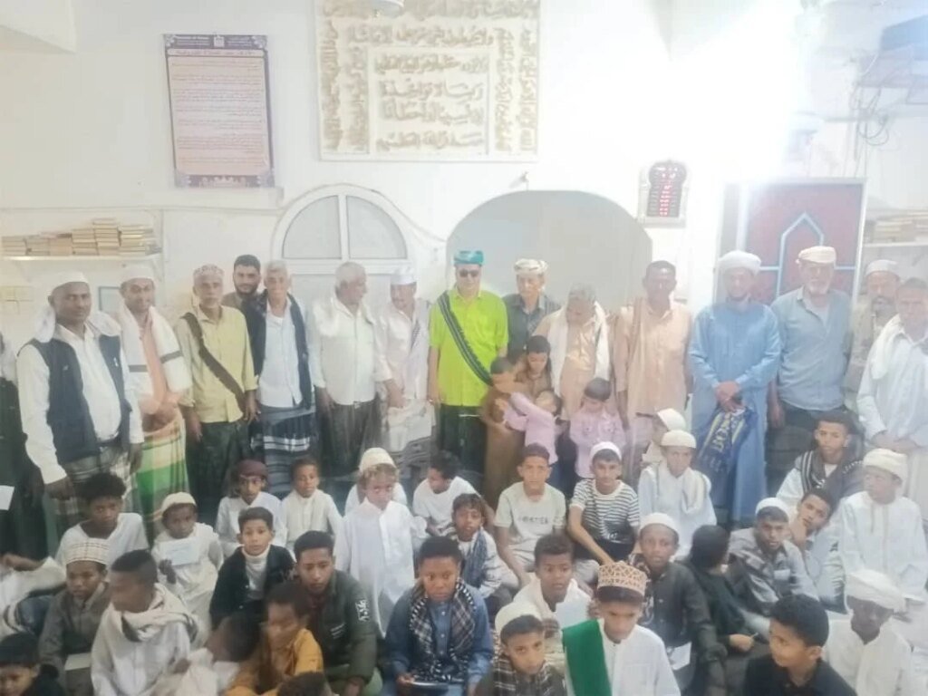 اختتام دورة تعليمية في العلوم الشرعية بمسجد السيد علي السقاف بأبين IMG 20260316 WA0075