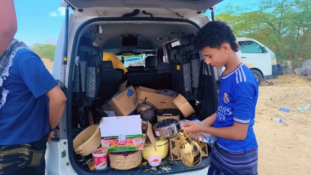 أهالي أحور يكرمون المسافرين المنقطعين من السيول IMG 20260323 WA0015