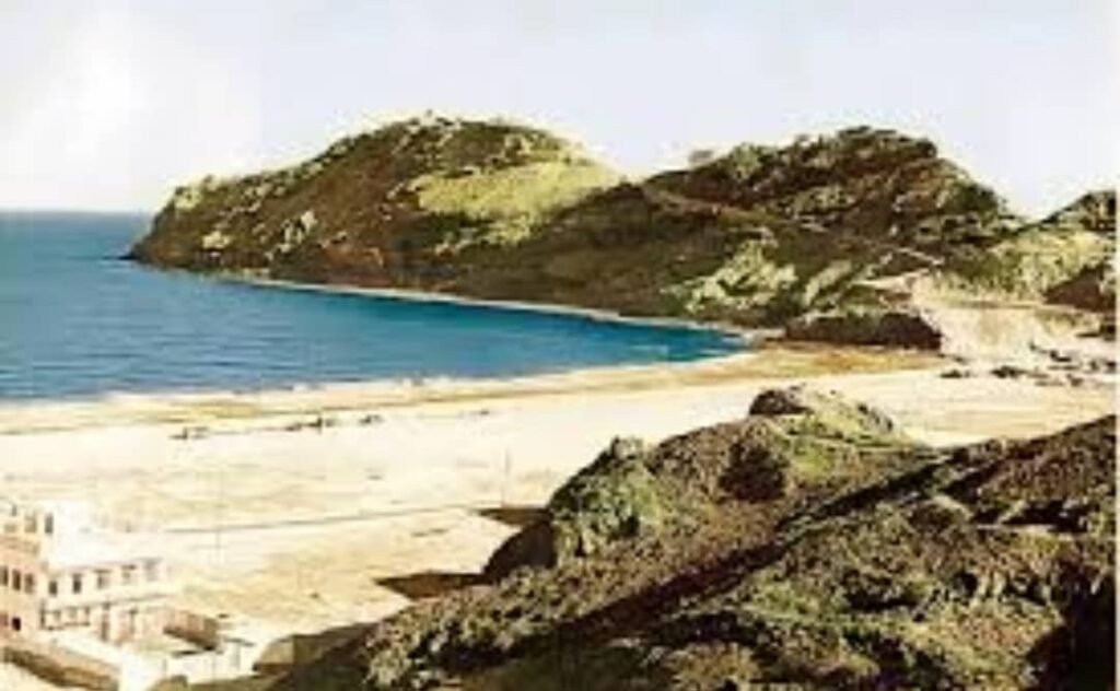 في سابع أيام عيد الفطر المبارك .. أهالي كريتر ينظرون إلى شاطئهم من خلف أسوار المعاشيق IMG 20260328 WA0029