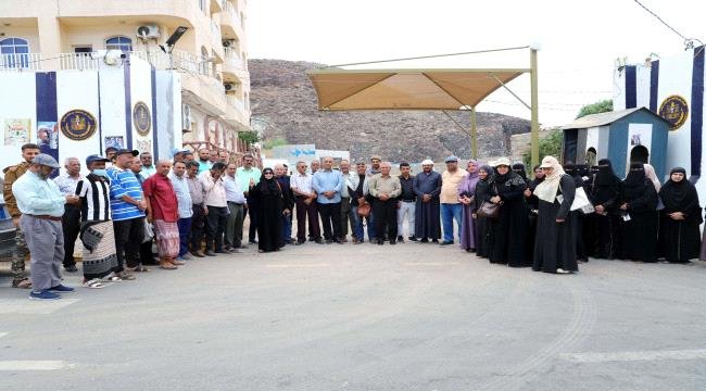 لليوم التاسع على التوالي.. الأمانة العامة تواصل وقفتها الاحتجاجية رفضاً لإغلاق مقرها بالعاصمة عدن لليوم التاسع على التوالي.. الأمانة العامة تواصل وقفتها الاحتجاجية رفضاً لإغلاق مقرها بالعاصمة عدن