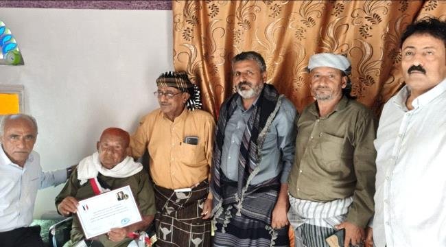 المجلس الانتقالي يكرم المناضل الأكتوبري سعيد علي الرهوي المجلس الانتقالي يكرم المناضل الأكتوبري سعيد علي الرهوي