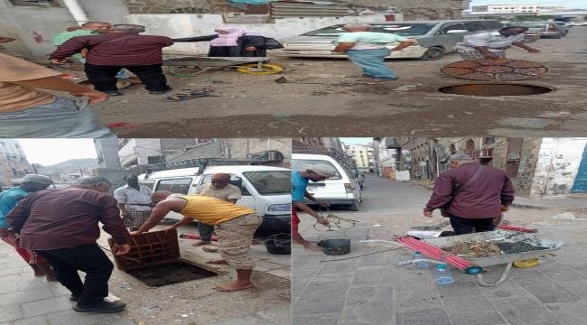 لمواجهة المنخفض الجوي.. تنظيف شامل لمناهل وممرات تصريف الأمطار في التواهي لمواجهة المنخفض الجوي.. تنظيف شامل لمناهل وممرات تصريف الأمطار في التواهي