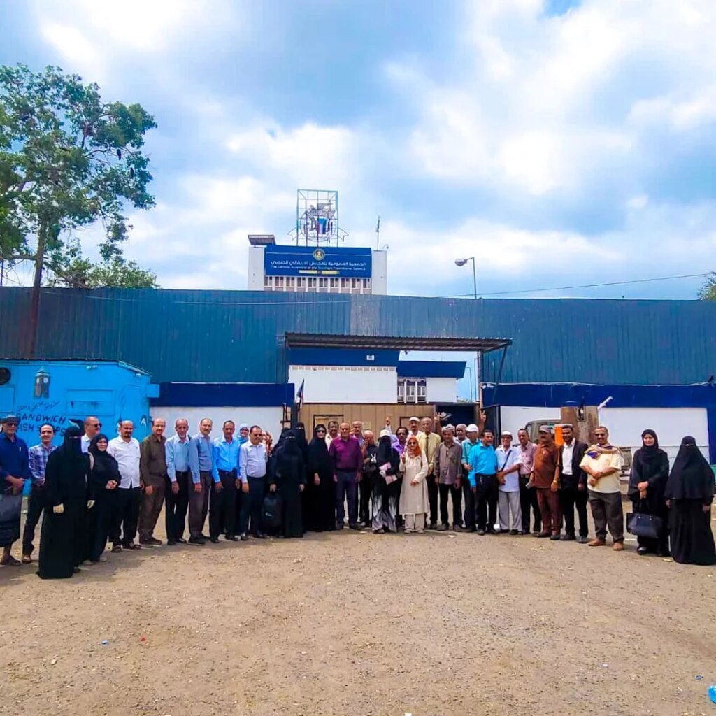 موظفو ومنتسبو الجمعية العمومية ومجلس المستشارين للمجلس الانتقالي الجنوبي يواصلون وقفاتهم السلمية رفضًا لإغلاق مقرهم وتأكيدًا لحقهم في العمل السياسي ٢٠٢٦٠٣٠١ ١٨٥٤٥١