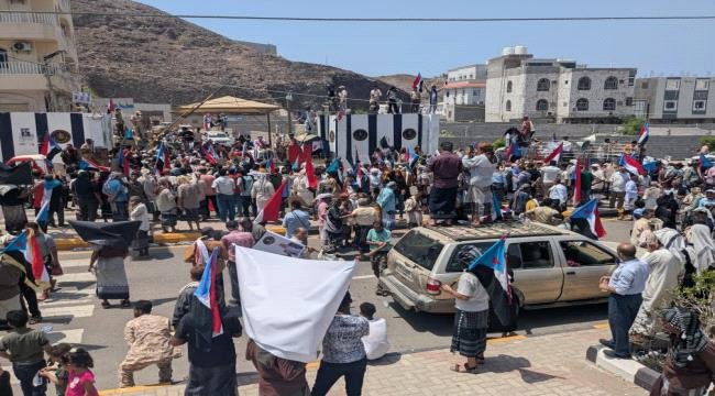 الجماهير تعيد فتح مقر الأمانة للمجلس الانتقالي الجنوبي الجماهير تعيد فتح مقر الأمانة للمجلس الانتقالي الجنوبي