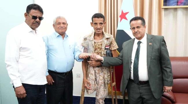 بتوجيهات الرئيس الزُبيدي..الحالمي يكرّم البطل الجريح علوي عبدالله بدرع الصمود بتوجيهات الرئيس الزُبيدي..الحالمي يكرّم البطل الجريح علوي عبدالله بدرع الصمود