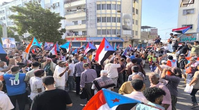 مظاهرة سلمية حاشدة بالعاصمة عدن تضامنًا مع أبناء حضرموت.. بيان مظاهرة سلمية حاشدة بالعاصمة عدن تضامنًا مع أبناء حضرموت.. بيان