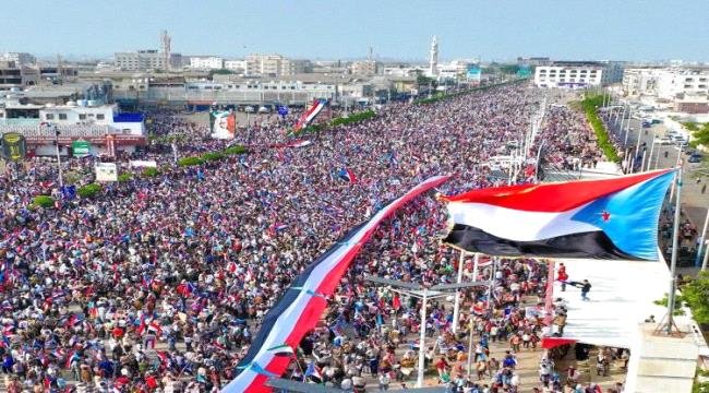 شعب الجنوب.. صمودٌ لا ينكسر وولاءٌ راسخٌ لقيادته السياسية شعب الجنوب.. صمودٌ لا ينكسر وولاءٌ راسخٌ لقيادته السياسية