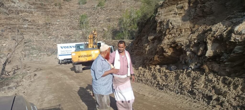 مدير عام سرار يتفقد العمل بمشروع طريق باتيس – رصد ويشيد بجهود القائد أبو زرعة المحرمي FB IMG 1775057410867 1