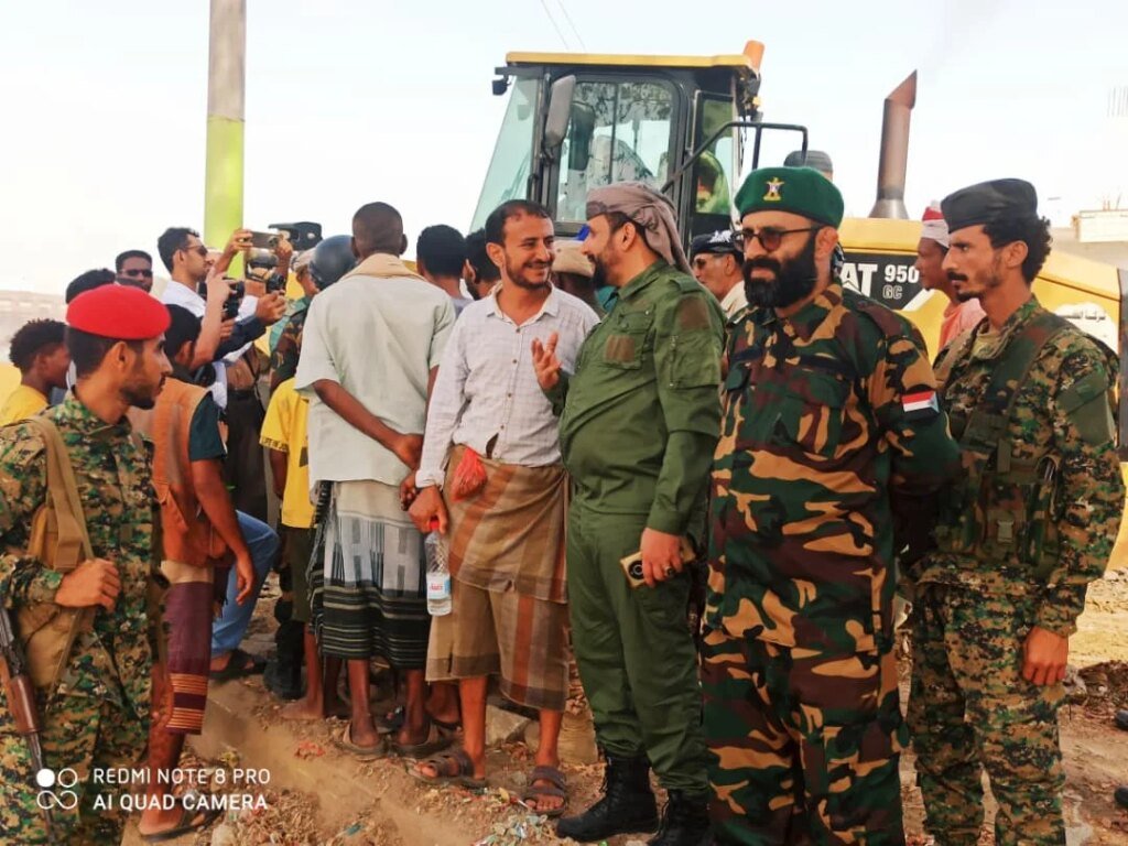 العميد هاني السنيدي يوجه قوات الطوارئ بالأمن الوطني بتأمين مشروع صيانة طريق جعار وباتيس IMG 20260404 WA0093