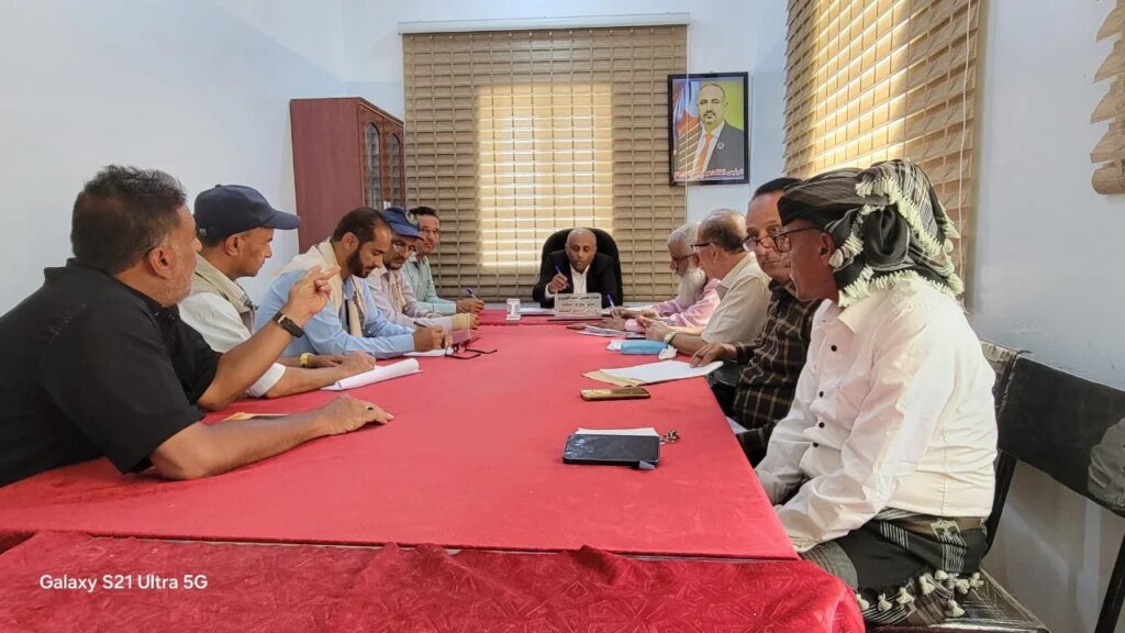 مأمور الحصين بالضالع يترأس اجتماع المكتب التنفيذي ويؤكد أهمية تعزيز الأداء وتحسين مستوى العمل المؤسسي IMG 20260408 WA0035