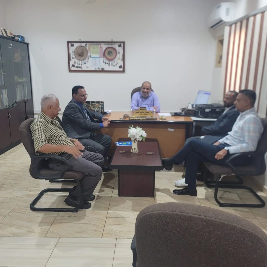 محافظ الضالع يناقش مع مدير الصندوق الاجتماعي للتنمية بالعاصمة عدن احتياجات المحافظة من المشاريع الخدمية والتنموية IMG 20260415 WA0053