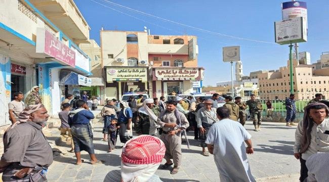 سلطات الأمر الواقع تغلق الطرق المؤدية إلى ساحة التظاهر في عتق وتصادر أعلام الجنوب سلطات الأمر الواقع تغلق الطرق المؤدية إلى ساحة التظاهر في عتق وتصادر أعلام الجنوب