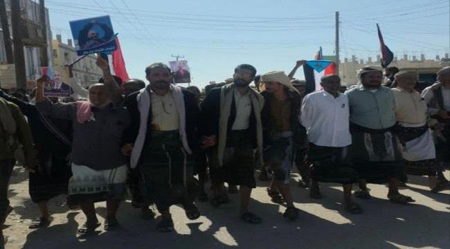 مسيرة جماهيرية في عزان بشبوة تضامنًا مع حضرموت مسيرة جماهيرية في عزان بشبوة تضامنًا مع حضرموت