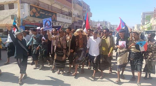 مسيرة حاشدة في شبوة تضامناً مع أبناء حضرموت مسيرة حاشدة في شبوة تضامناً مع أبناء حضرموت