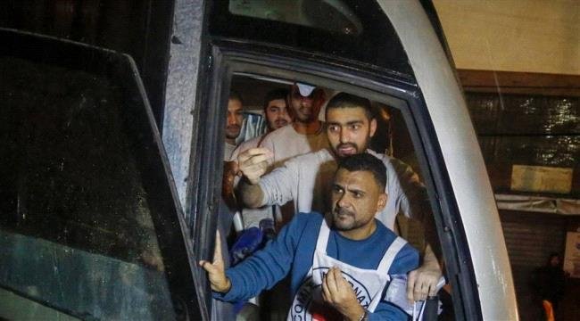 إسرائيل تفرج عن 15 أسيراً من قطاع غزة إسرائيل تفرج عن 15 أسيراً من قطاع غزة