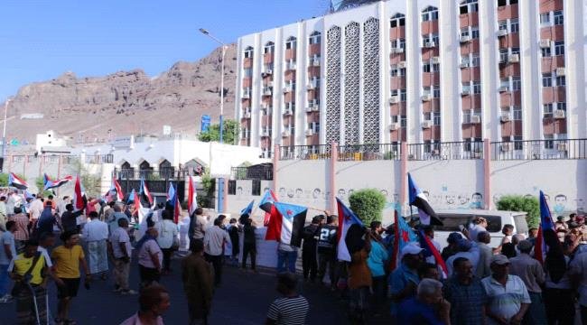 مظاهرة شعبية غاضبة في عدن تندد بحرب الخدمات وسياسات العقاب الجماعي بحق أبناء الجنوب مظاهرة شعبية غاضبة في عدن تندد بحرب الخدمات وسياسات العقاب الجماعي بحق أبناء الجنوب