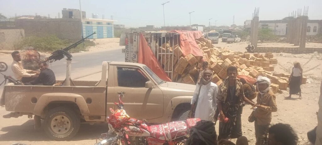 انقلاب شاحنة محمّلة بكراتين الزيوت أمام مصنع للثلج في أحور دون تسجيل إصابات IMG 20260612 WA0033
