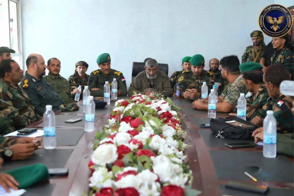 اللواء الجمالي يلتقي قيادة قوات الأمن الوطني بلحج ويشدد على الانضباط ورفع الجاهزية الأمنية IMG 20260615 WA0000