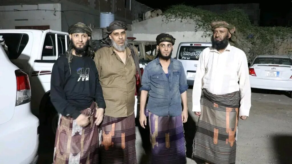 تحرير 4 من منتسبي القوات المسلحة الجنوبية من قبضة العناصر الإرهابية في أبين IMG 20260620 WA0177