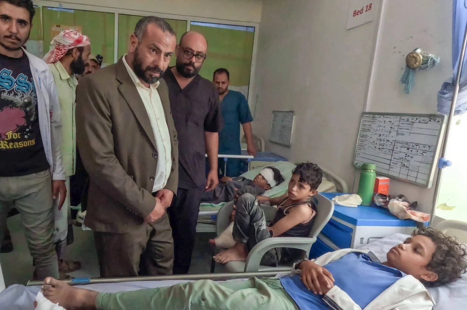محافظ الضالع يزور الأطفال المصابين جراء انفجار مخلفات الحرب الحوثية ويشدد على تقديم الرعاية الطبية اللازمة لهم IMG 20260623 WA0071