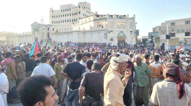 تحت الضغط الشعبي… انسحاب القوات العسكرية من سيئون وبدء فعاليات مليونية رفض الوصاية تحت الضغط الشعبي… انسحاب القوات العسكرية من سيئون وبدء فعاليات مليونية رفض الوصاية