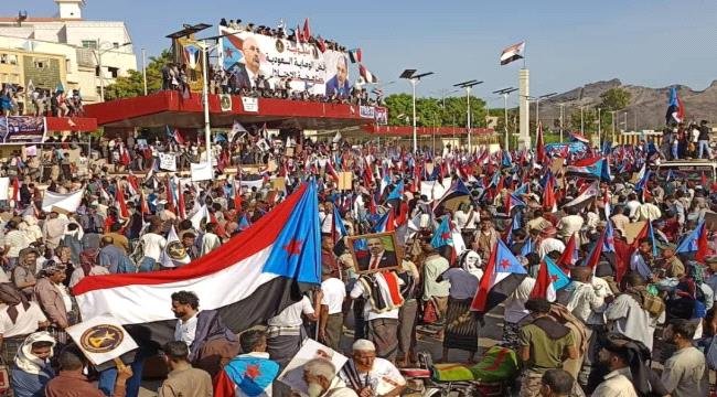 مليونية "رفض الوصاية ومناهضة الاحتلال".. الجنوب يبعث رسالة سياسية حاسمة من عدن وحضرموت مليونية "رفض الوصاية ومناهضة الاحتلال".. الجنوب يبعث رسالة سياسية حاسمة من عدن وحضرموت