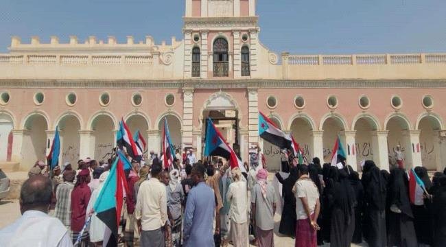 وقفة احتجاجية في تريم ترفض الإفراج عن مدانين بقضايا إرهاب وتطالب بتحسين الخدمات وقفة احتجاجية في تريم ترفض الإفراج عن مدانين بقضايا إرهاب وتطالب بتحسين الخدمات