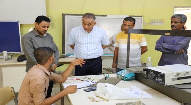 مدير عام مكتب التعليم الفني بعدن يتفقد سير الامتحانات وأقسام المعهد الوطني للتقنيين والمدربين مدير عام مكتب التعليم الفني بعدن يتفقد سير الامتحانات وأقسام المعهد الوطني للتقنيين والمدربين