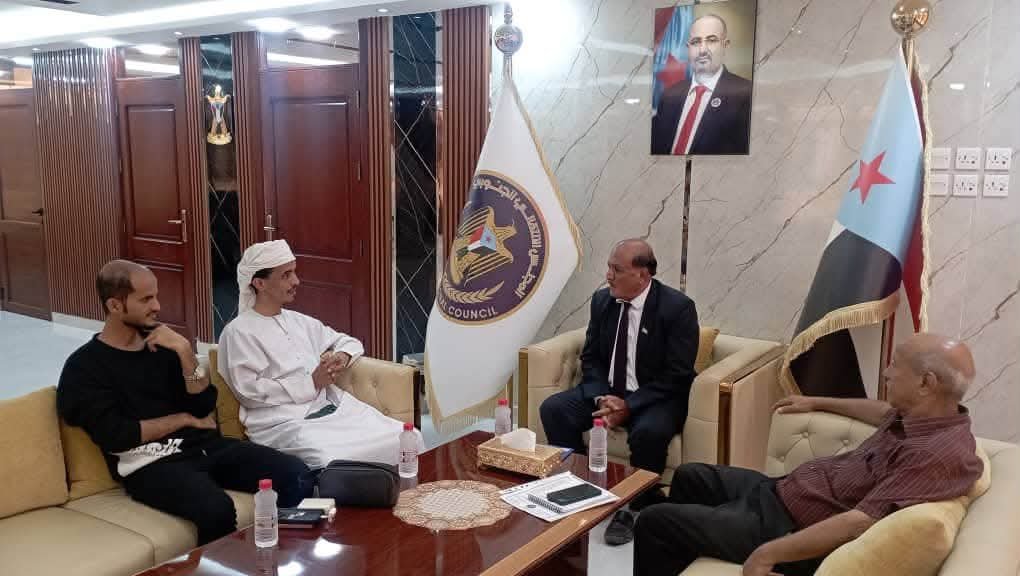 هرهرة يستقبل الناشط الإعلامي محمد سالم بافاضل ويطمئن على حالته ويشيد بدوره الإعلامي الصحية FB IMG 1783617307588