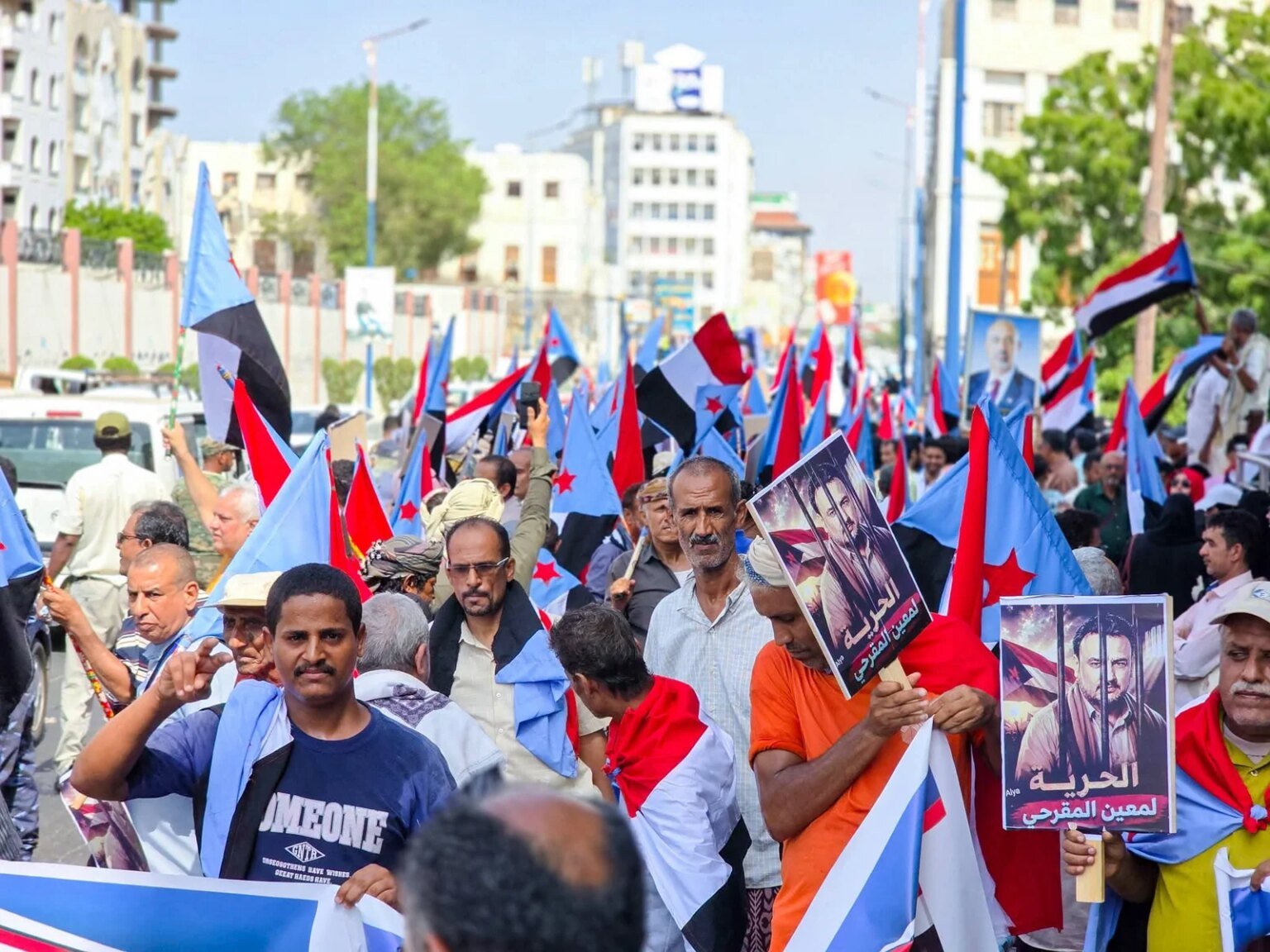 أمام مبنى ديوان المحافظة بمديرية المعلا.. وقفة احتجاجية حاشدة في العاصمة عدن تؤكد رفضها الوصاية والهيمنة السعودية FB IMG 1784191952855
