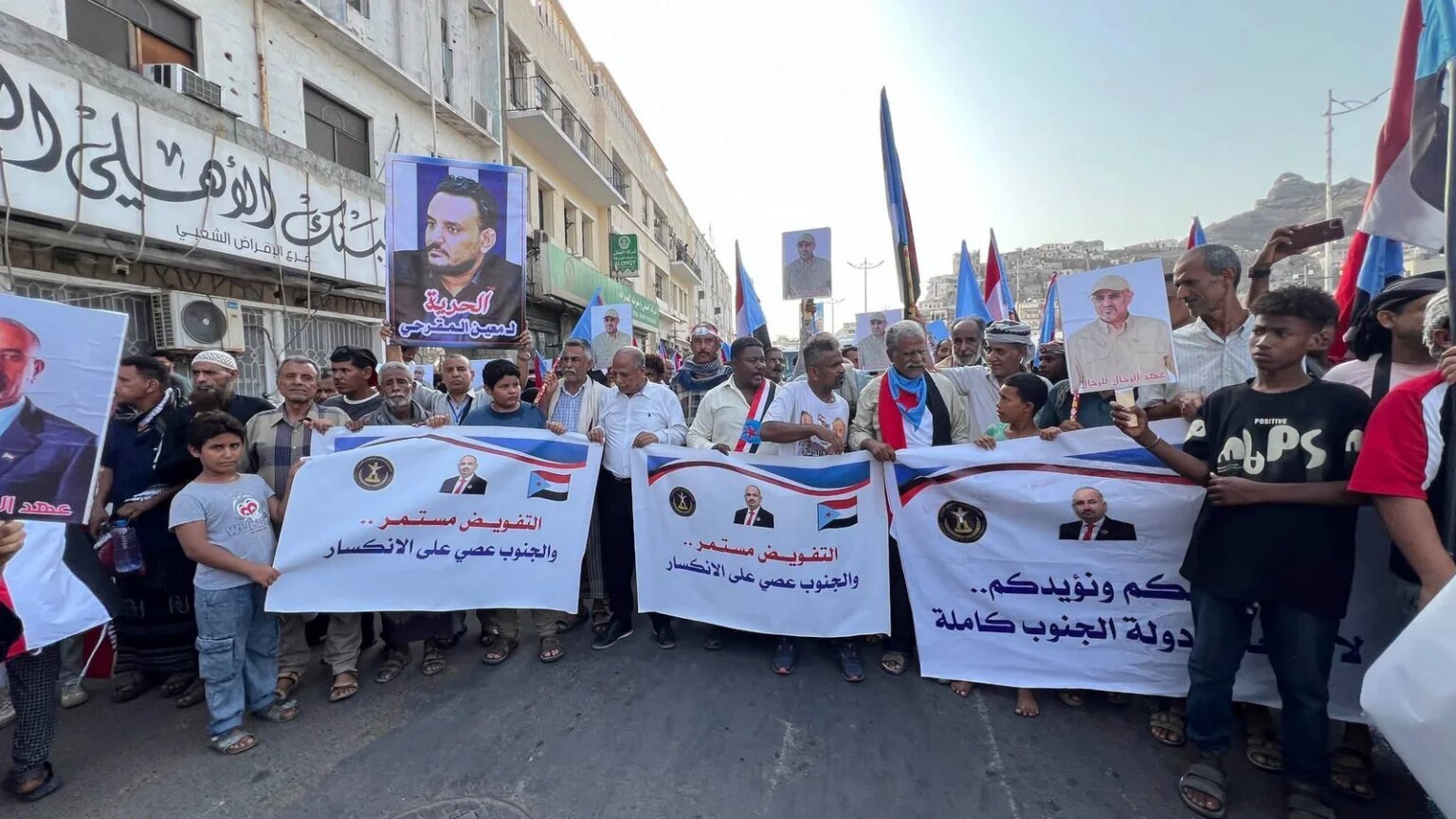 حشود جماهيرية في صيرة تجدد التفويض للرئيس الزُبيدي وتؤكد استمرار التصعيد الشعبي FB IMG 1784649884844