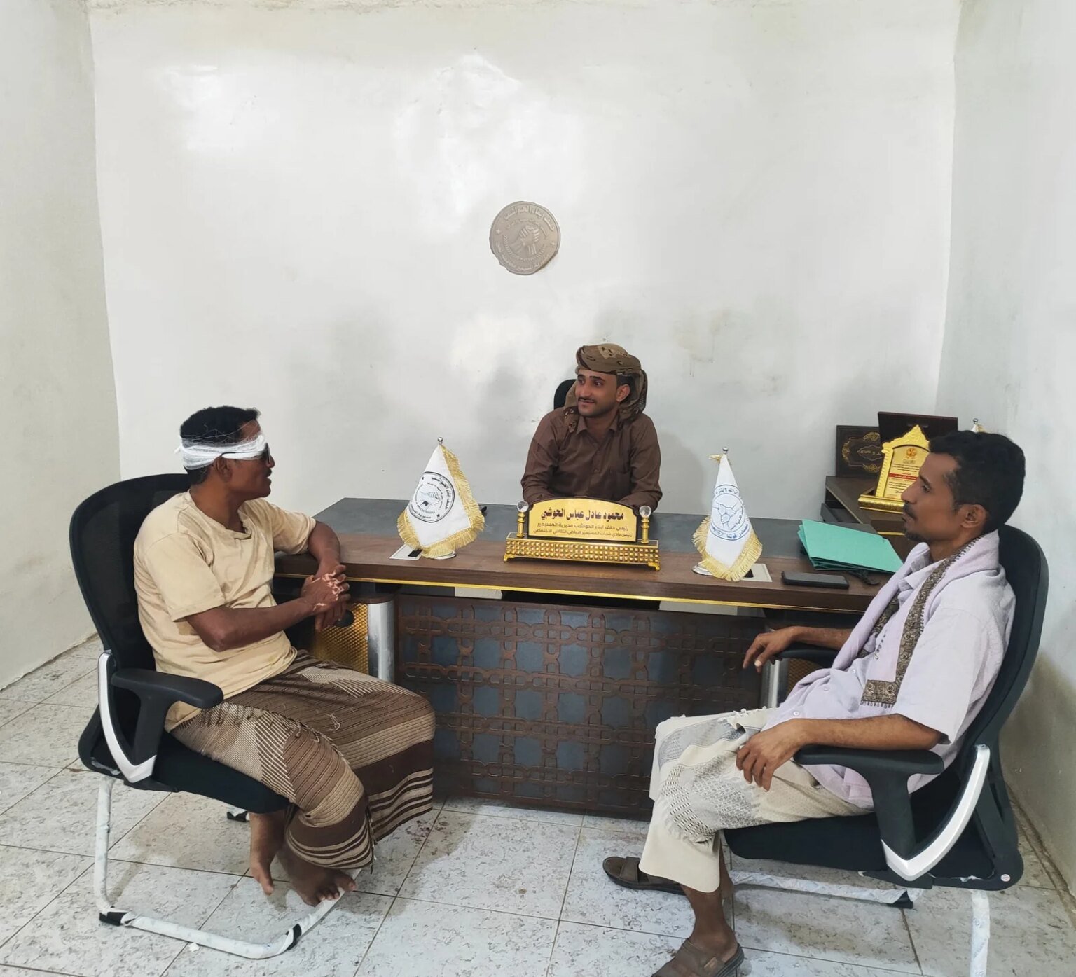 رئيس حلف أبناء الحواشب يلتقي الجندي الجريح غسان أحمد الحوشبي لمتابعة قضيته IMG 20260715 WA0025