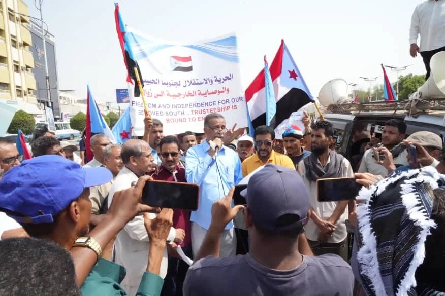 الاتحاد العام لنقابات عمال الجنوب ينظم وقفة احتجاجية للمطالبة بتحسين الخدمات وصرف الرواتب IMG 20260720 WA0020