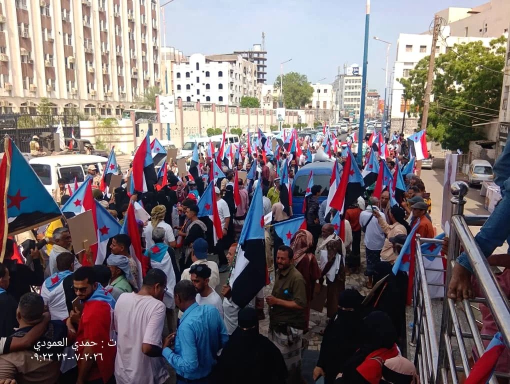 محتجون بالعاصمة عدن يؤكدون صمود شعب الجنوب في مواجهة حرب الخدمات ورفض الوصاية IMG 20260723 WA0028