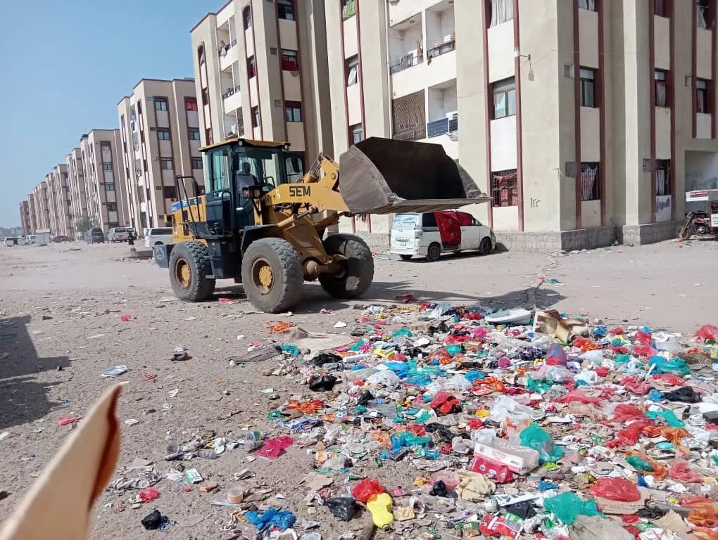 اللجان المجتمعية بمدينة الاستقلال في بير أحمد تنفذ حملة نظافة واسعة IMG 20260724 WA0017