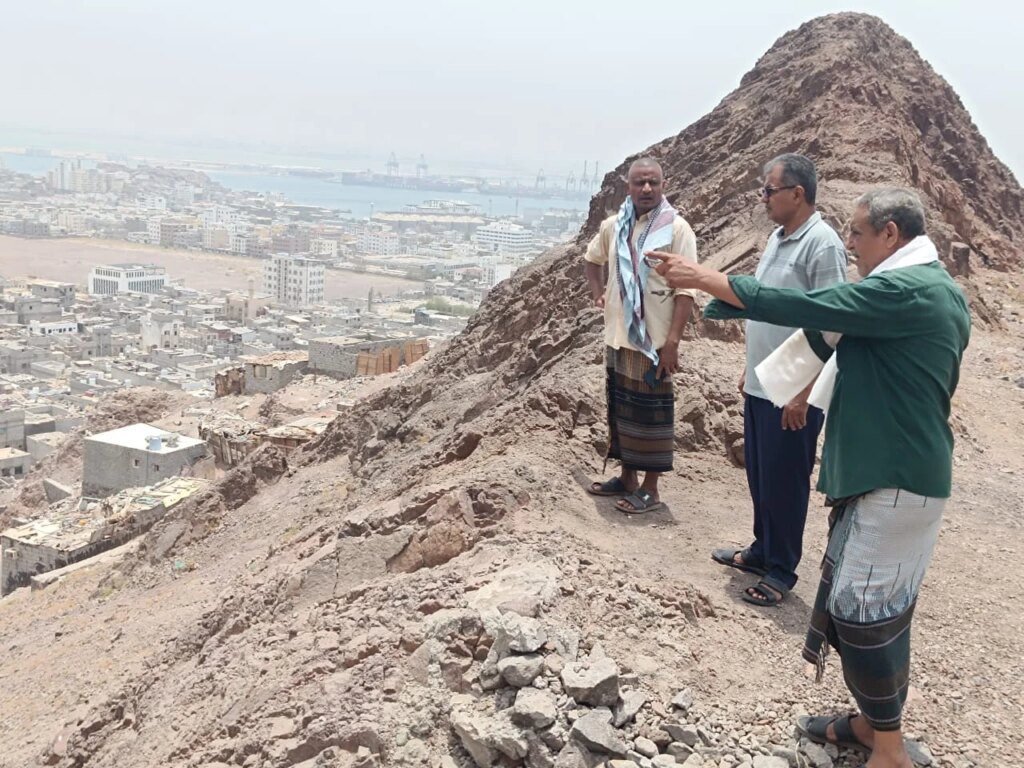 مأمور المعلا يتفقد مصدات الأمطار بالشريط الجبلي استعداداً لأي منخفضات جوية IMG 20260725 WA0068