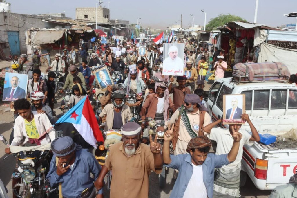 مسيرة جماهيرية حاشدة مسنودة بالدراجات النارية بالمحفد ترفض الوصاية وحرب الخدمات IMG 20260728 WA0040