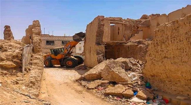 مكتب الأشغال العامة بالشحر يزيل منزلين آيلين للسقوط بحارة الحوطة مكتب الأشغال العامة بالشحر يزيل منزلين آيلين للسقوط بحارة الحوطة
