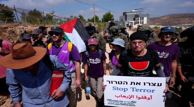 متضامنون يحاولون كسر حصار المستوطنين عن 3 منازل فلسطينية في قصرة متضامنون يحاولون كسر حصار المستوطنين عن 3 منازل فلسطينية في قصرة
